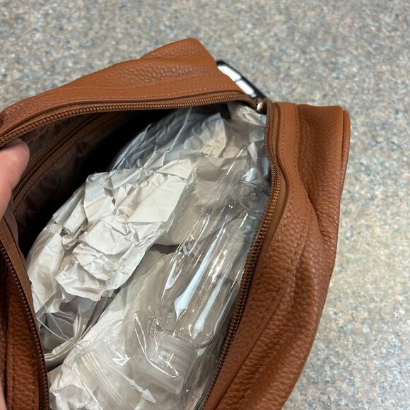 Penguin Munsingwear Sienna/Brown Travel Kit with Bottle - Picture 2 of 5